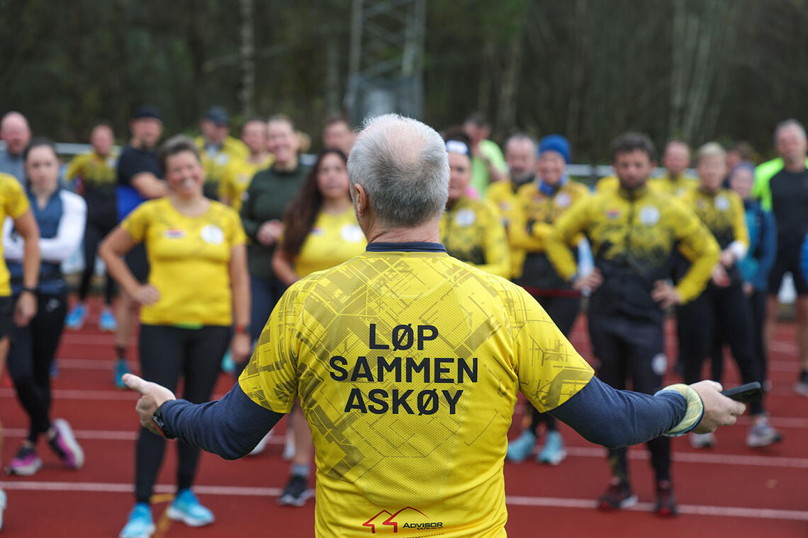 Trond Pedersen informerer en pulje som er klar til å starte på baneløpet i Askøytrippelen. (Foto: Arne Dag Myking)