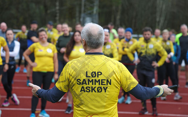 Trond Pedersen informerer en pulje som er klar til å starte på baneløpet i Askøytrippelen. (Foto: Arne Dag Myking)