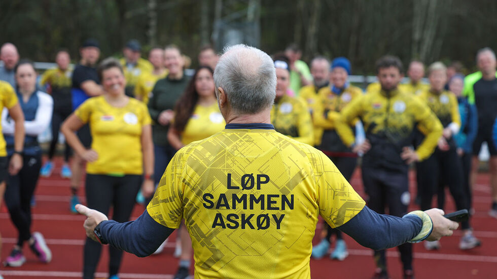 Trond Pedersen informerer en pulje som er klar til å starte på baneløpet i Askøytrippelen. (Foto: Arne Dag Myking)