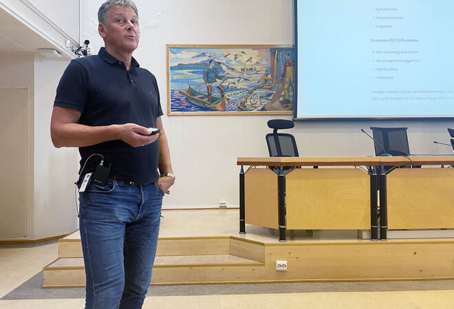 Rådmann Bjørn Atle Hansen legger frem budsjettdrøftingsnotat 2022