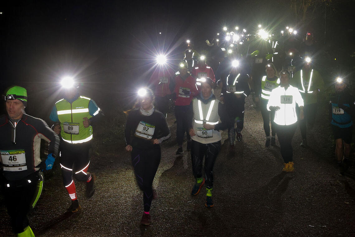 I Silva Night Run løpes det i terrenget med hodelykt i kveldsmørket. Her fra Silva Night Run i Bergen forrige uke. (Illustrasjonsfoto: Arne Dag Myking)