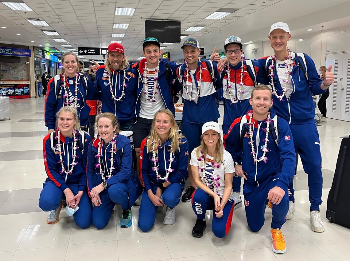 10 løpere er klare for VM terrengultra i Thailand. Her er de samlet på flyplassen i Bangkok sammen med Sondre Amdahl (rød lue) som er en av 4 ledere. (Foto: Ida Jordhøy)