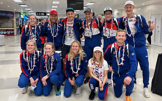 10 løpere er klare for VM terrengultra i Thailand. Her er de samlet på flyplassen i Bangkok sammen med Sondre Amdahl (rød lue) som er en av 4 ledere. (Foto: Ida Jordhøy)