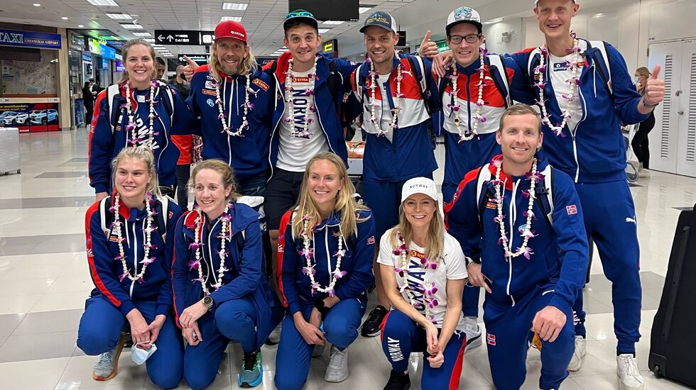 10 løpere er klare for VM terrengultra i Thailand. Her er de samlet på flyplassen i Bangkok sammen med Sondre Amdahl (rød lue) som er en av 4 ledere. (Foto: Ida Jordhøy)
