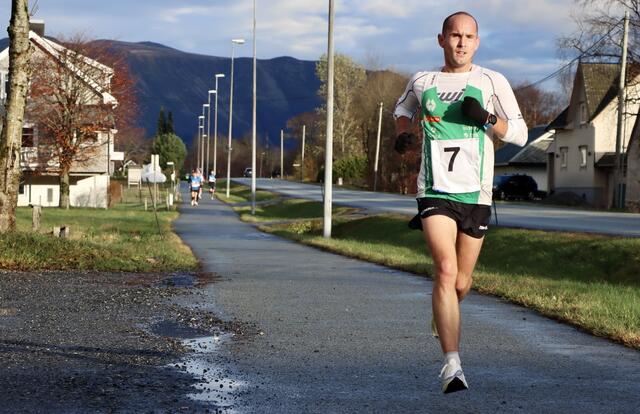 Olger Pedersen i godt driv i begynnelsen av løpet. Allerede etter 2 km leder han løpet klart. Olger vant løpet som han også gjorde i fjor. Foto: Jorulf Myrene/Vikebladet-Vestposten