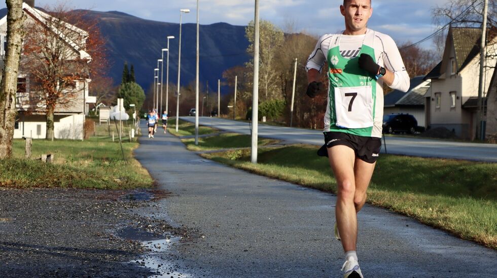 Olger Pedersen i godt driv i begynnelsen av løpet. Allerede etter 2 km leder han løpet klart. Olger vant løpet som han også gjorde i fjor. Foto: Jorulf Myrene/Vikebladet-Vestposten