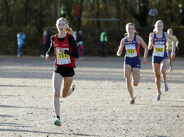 Sofia Thøgersen i tet inn på oppløpet. Følges av de norske jentene. (Foto: Arne Dag Myking)