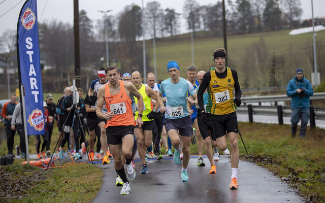 Starten går for Perseløpet 6. november 2022. (Foto: Bjørn Hytjanstorp)