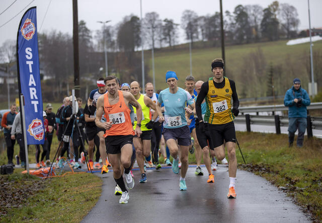 Starten går for Perseløpet 6. november 2022. (Foto: Bjørn Hytjanstorp)