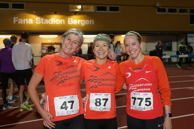 Det er mange entusiastiske løpere i Vinterkarusellen som ikke avslår et spørsmål om å bli tatt bilde av. Her er tre slike deltakere: Karianne Jørgensen, Johanna Haaland og Kari Johannesen Sigdestad. Alle hører til Loddefjordløperne. (Foto: Arne Dag Myking)