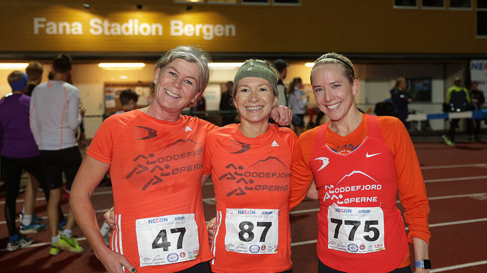 Det er mange entusiastiske løpere i Vinterkarusellen som ikke avslår et spørsmål om å bli tatt bilde av. Her er tre slike deltakere: Karianne Jørgensen, Johanna Haaland og Kari Johannesen Sigdestad. Alle hører til Loddefjordløperne. (Foto: Arne Dag Myking)