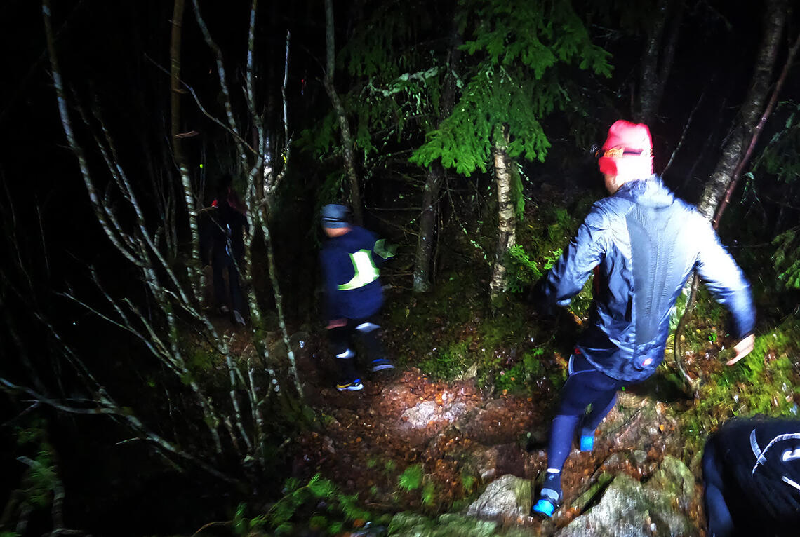 Med hodelykter som eneste lyskilde fikk de 542 deltakerne i Silva Night Run Oslo testet sine ferdigheter i terrenget. (Alle foto: Bjørn Johannessen)