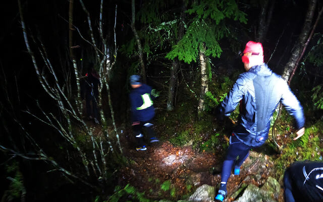 Med hodelykter som eneste lyskilde fikk de 542 deltakerne i Silva Night Run Oslo testet sine ferdigheter i terrenget. (Alle foto: Bjørn Johannessen)