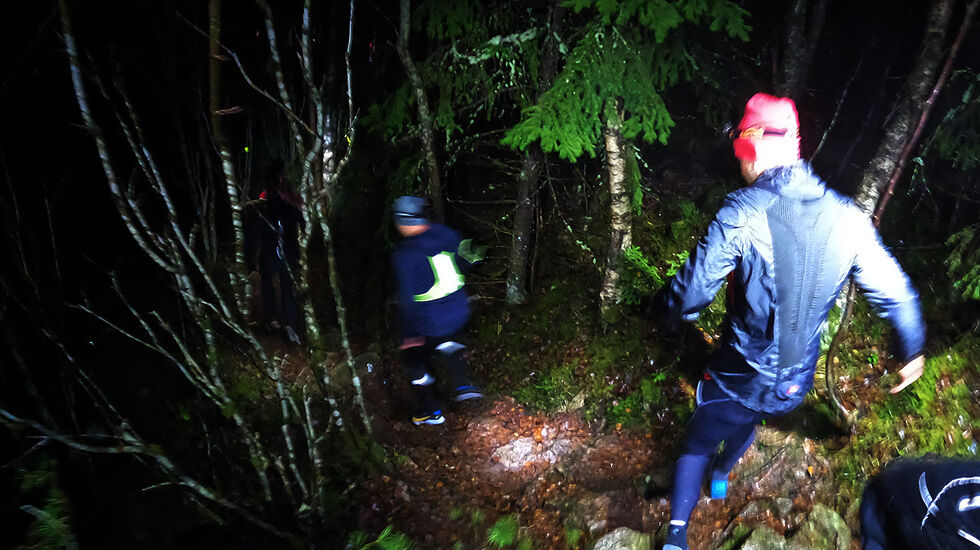 Med hodelykter som eneste lyskilde fikk de 542 deltakerne i Silva Night Run Oslo testet sine ferdigheter i terrenget. (Alle foto: Bjørn Johannessen)