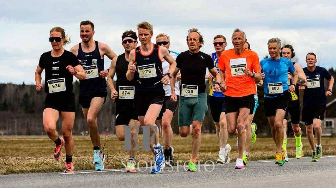 Fra rett etter starten på årets største løpsnyhet i Hedmark i 2022, Grue Halvmaraton 1. mai.. (Foto: EF Sportsfoto)