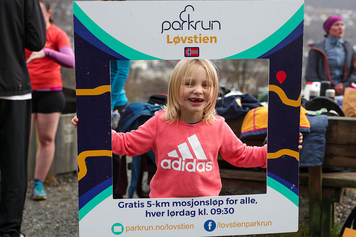 Rebekka Sofine Dyrhovden poserer her etter løpet i reklamerammen for Løvstien parkrun. I motsetning til mange andre mosjonsløp er det gratis å delta her. (Alle foto: Arne Dag Myking)