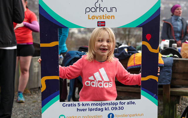 Rebekka Sofine Dyrhovden poserer her etter løpet i reklamerammen for Løvstien parkrun. I motsetning til mange andre mosjonsløp er det gratis å delta her. (Alle foto: Arne Dag Myking)