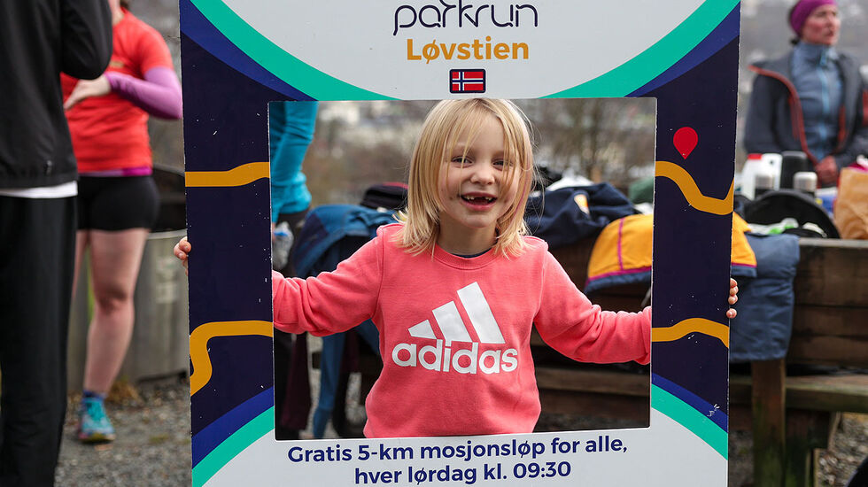Rebekka Sofine Dyrhovden poserer her etter løpet i reklamerammen for Løvstien parkrun. I motsetning til mange andre mosjonsløp er det gratis å delta her. (Alle foto: Arne Dag Myking)
