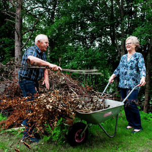 Kåre og Bjørg Krokhaug er to spreke pensjonister, og gode ambassadører for det å leve aktivt og godt hele livet. Foto: Melhus kommune