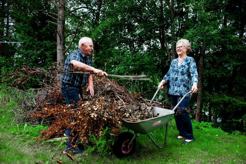 Kåre og Bjørg Krokhaug er to spreke pensjonister, og gode ambassadører for det å leve aktivt og godt hele livet. Foto: Melhus kommune