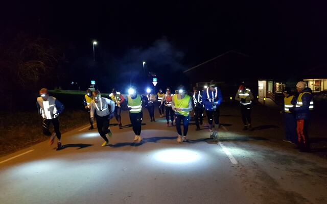 Starten har gått for Glestadrunden med klokka med 16 løpere på tid. (Foto: Stein Arne Negård)