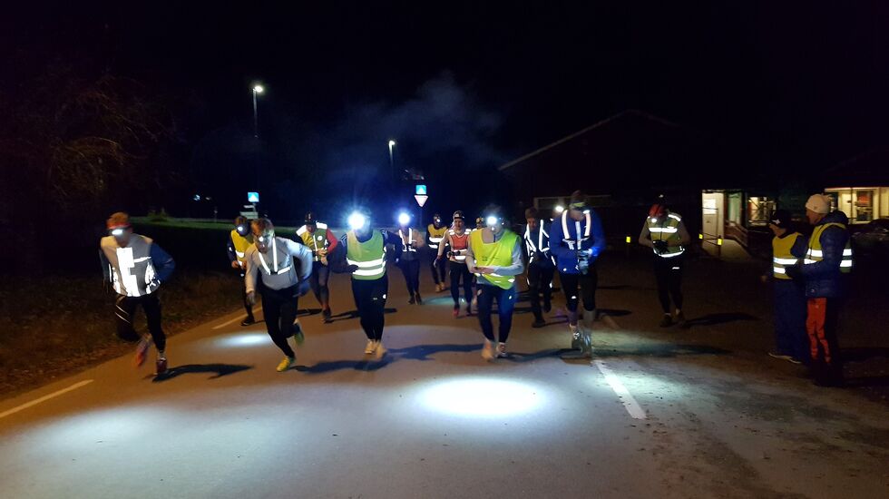 Starten har gått for Glestadrunden med klokka med 16 løpere på tid. (Foto: Stein Arne Negård)
