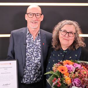 Bilde av kommunalsjef Albert Verhagen og avdelingsleder Siri Busklein mottok prisen på Leve hele livet-konferansen 16. november. Foto: Konferansen.