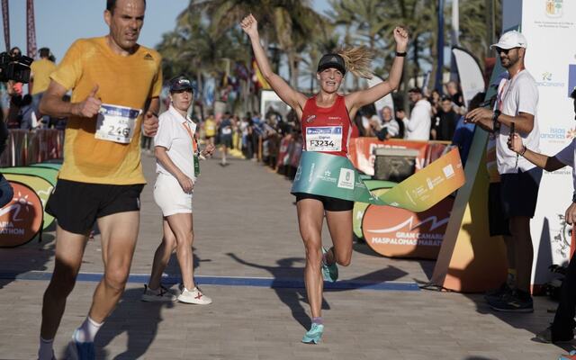Sigrun Gjølberg tok klar seier og satte pers på 10 kilometeren søndag formiddag. (Foto: Gran Canaria Maspalomas Marathon)