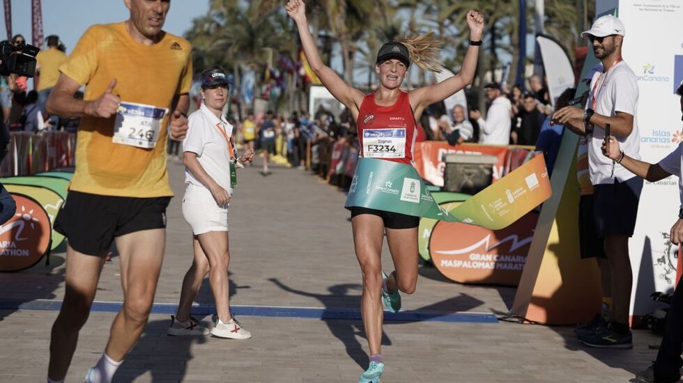 Sigrun Gjølberg tok klar seier og satte pers på 10 kilometeren søndag formiddag. (Foto: Gran Canaria Maspalomas Marathon)