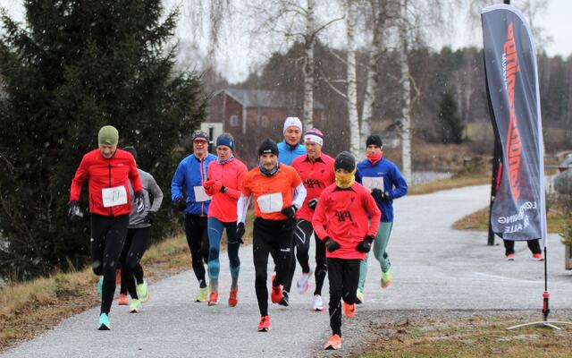 Snøfjonene dalte ned da starten gikk på 10 km. (Foto: Sigurd Westgård)