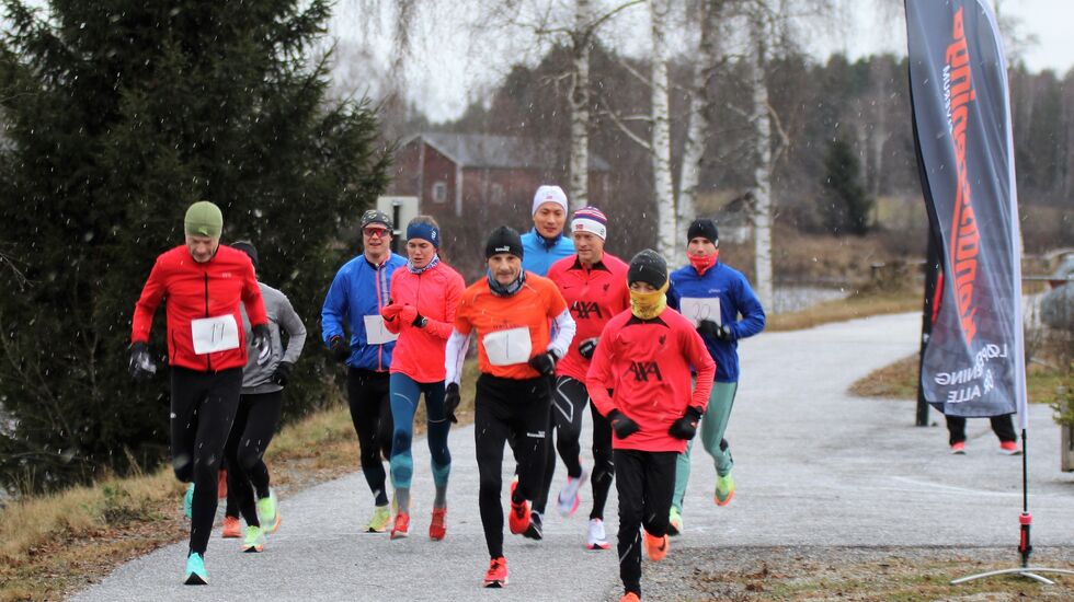 Snøfjonene dalte ned da starten gikk på 10 km. (Foto: Sigurd Westgård)