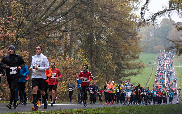 Til tross for at det Zevenheuvelenloop lever opp til navnet sitt og har flere merkbare bakker, ivrer både eliteløpere og mosjonister etter å delta. (Foto: arrangøren)