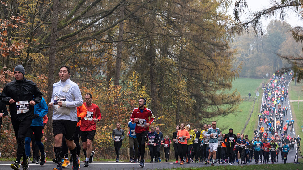 Til tross for at det Zevenheuvelenloop lever opp til navnet sitt og har flere merkbare bakker, ivrer både eliteløpere og mosjonister etter å delta. (Foto: arrangøren) 