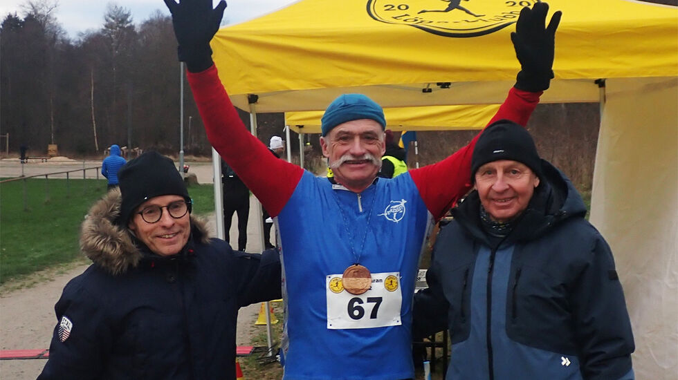 Flankert av gode maratonvenner løfter Rune Larsson armene i været etter å ha løpt maratondistansen 50 år etter debuten i samme løp. (Foto: privat)
