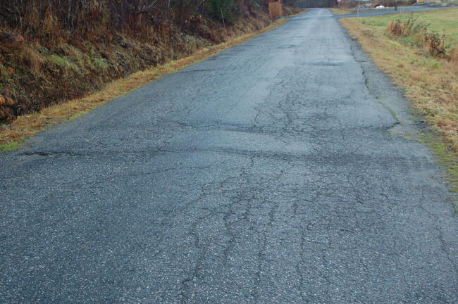 Bilde frå Svartdalsvegen med hol i asfalten