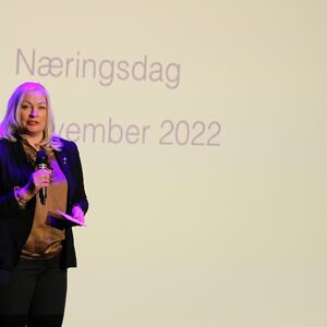 Ordfører Jorid Jagtøyen ønsket velkommen til Næringsdagen 2022. Foto: Melhus kommune/Lars Erik Sira.