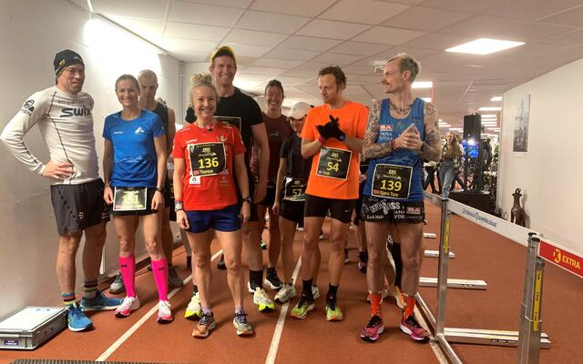 Rett før start ser vi flere av de beste løperne fremst i startfeltet, bl..a Frank Løke, Bjørn Tore Taranger, Therese Falk, Annette Velde Sande og Emir Halalkic. (Foto: Olav Engen)