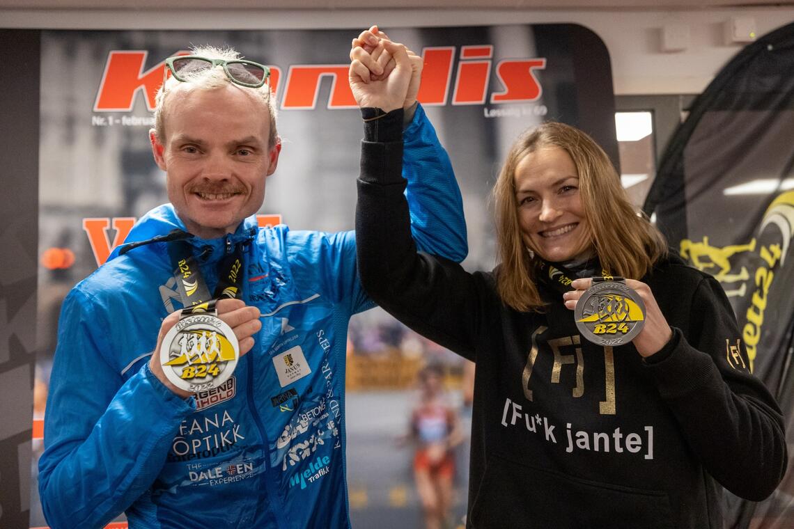Bjørn Tore Taranger og Annette Velde Sande jubler etter seier på Bislett 24-timers 2022.