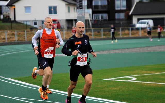 Vinner av maraton Frode Tjelta, Sandnes IL (90) i tet ut fra start foran Sjur Ferkingstad, Spirit Friidrettsklubb som ble tredjemann. (Foto: Turid Veggeland)