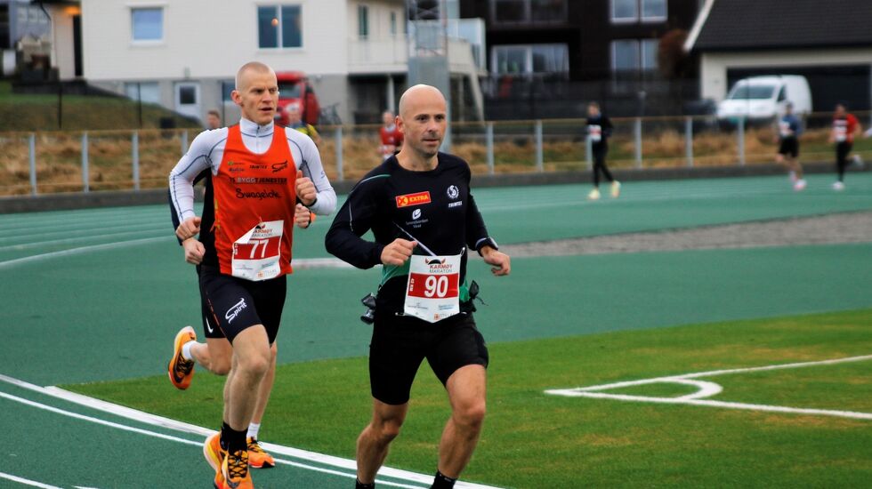 Vinner av maraton Frode Tjelta, Sandnes IL (90) i tet ut fra start foran Sjur Ferkingstad, Spirit Friidrettsklubb som ble tredjemann. (Foto: Turid Veggeland)
