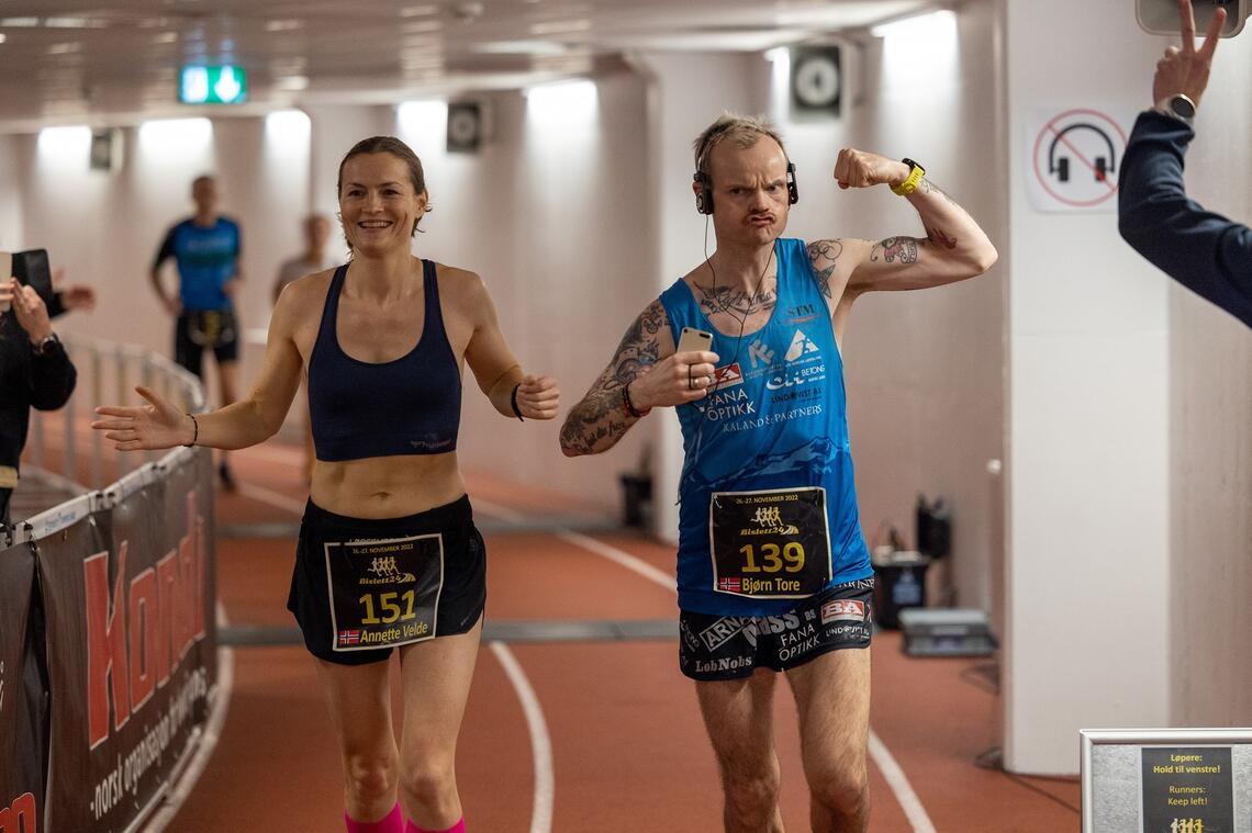 Annette Velde Sande og Bjørn Tore Kronen Taranger side om side etter 23 timer og 45 minutters løping på Bislett. (Foto: Samuel Hafsahl)