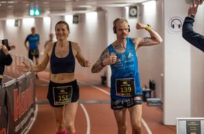 Annette Velde Sande og Bjørn Tore Kronen Taranger side om side etter 23 timer og 45 minutters løping på Bislett. (Foto: Samuel Hafsahl)