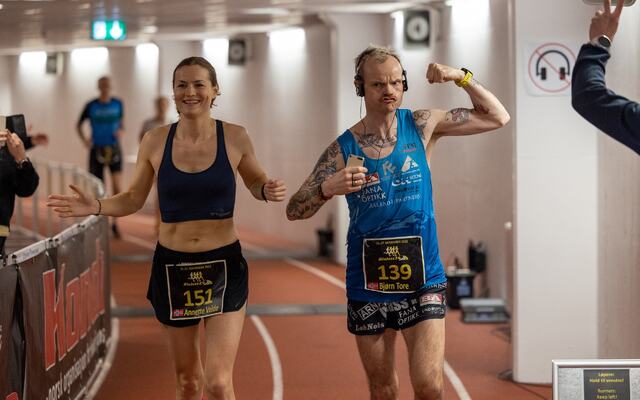 Annette Velde Sande og Bjørn Tore Kronen Taranger side om side etter 23 timer og 45 minutters løping på Bislett. (Foto: Samuel Hafsahl)