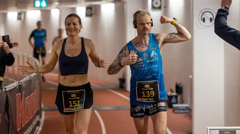 Annette Velde Sande og Bjørn Tore Kronen Taranger side om side etter 23 timer og 45 minutters løping på Bislett. (Foto: Samuel Hafsahl)