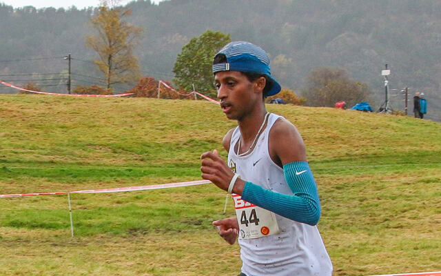 Abdullahi Dahir Rabi holdt unna for alle i nederlandske Warandecross. Har fra NM terrengløp i Bergen tidligere i høst, der han vant juniorklassen. (Foto: Arne Dag Myking)