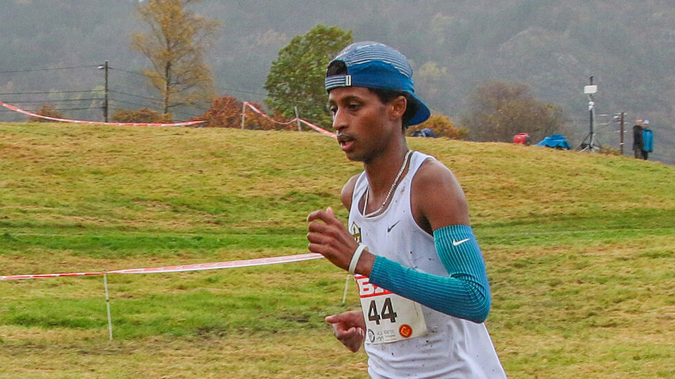 Abdullahi Dahir Rabi holdt unna for alle i nederlandske Warandecross. Har fra NM terrengløp i Bergen tidligere i høst, der han vant juniorklassen. (Foto: Arne Dag Myking)