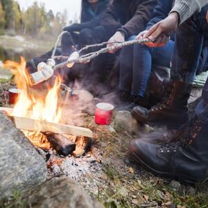 Illustrasjonsfoto av grilling på bål. Foto: mostphotos.com.
