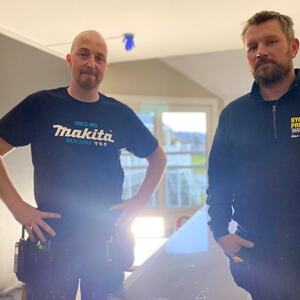 Tor Morten Lundemo og Rune Andreassen er de to tømrerne som utgjør snekkerteamet i Melhus kommune. De gjør en utrolig viktig jobb med å vedlikeholde og rehabilitere bygningsmassen vår. Foto: Melhus kommune/Marthe Eid