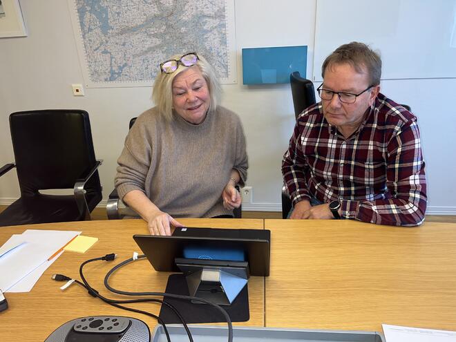 Anna Lise Pedersen Væting i Bykle kommune og ordførar Jan Dagfinn Dalen strekar under at dei som slit med å fylle ut søknadsskjema til Styrk-programmet skal få hjelp av kommunen.