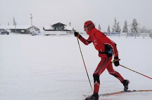 Jan Erik Bakken langer ut på Sjusjøen Langrennsarena. (Foto: Rolf Bakken)